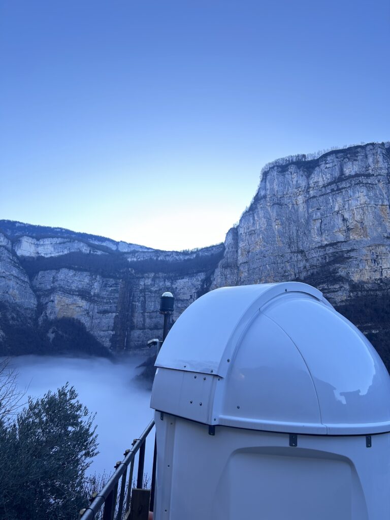 Observatoire astronomique Vercors, téléscope et ciel étoilé.